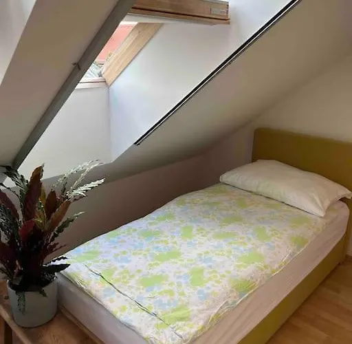 Moderne Dachgeschosswohnung In Bester Lage - Self Check In Lejlighed